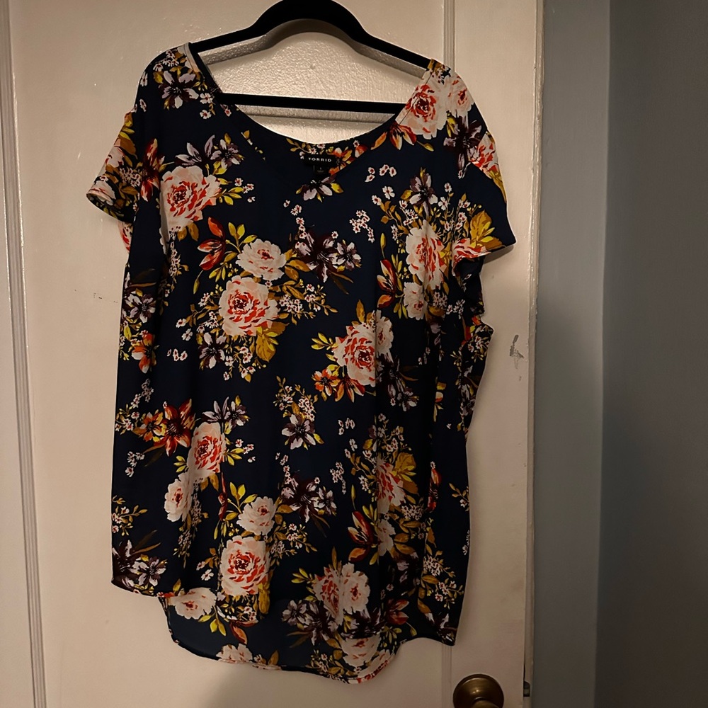 Size 1 Torrid Blue floral short sleeve blouse